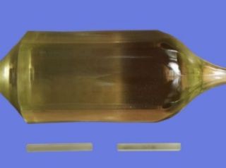 Ho ion is used as active ion, the pump wavelength is 1.9 μm, and the output wavelength is 2.05 μm unpolarized laser. Due to the excellent 